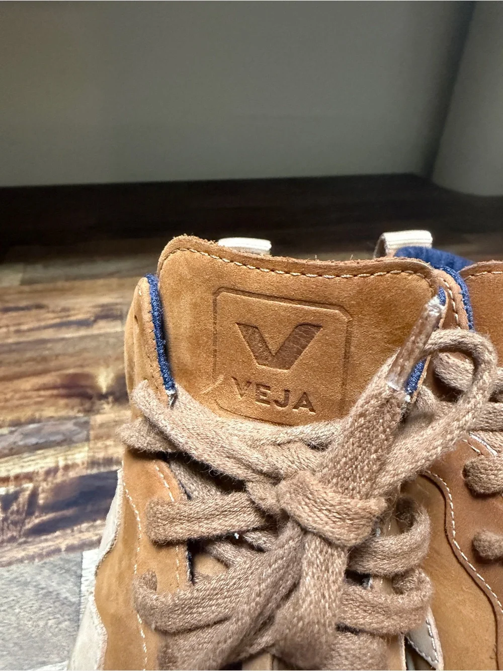 Veja suede high